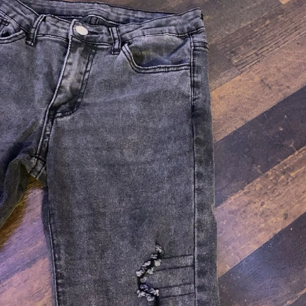 Xs/34 står det i byxorna, dom är grå/svarta och har en repig design på vänstra låret inga defekter va ja vet💋🪩. Jeans & Byxor.