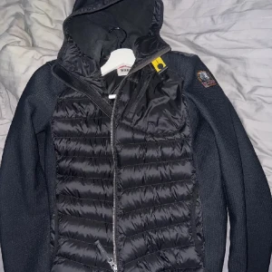 parajumper nolan - inga skador, storlek M i barn ossar som S dam, kan frakta original pris 4500, säljer för  4000 om vi kan mötas upp, 3200. 💗