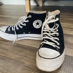 Converse  - Säljer mina älsklingsskor! Dom har hög sula och är jättesköna. Är lite smutsiga men går att få bort. Köpta förra året och använda högst 10 gånger! 💓