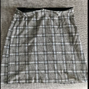 Kjol - Söt, kort kjol som är grå o blå rutig. Resorband i midjan. Passar till mycket 😇 Size S