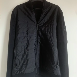 J.lindeberg cardigan  - Tjena! Jag säljer en riktigt fin j Lindeberg cardigan som använd 2 gånger. Den är köpt på NK Göteborg. Skick 10/10, precis som vid köp. Ny pris 3200kr som du ser på bilden. Storlek M Säljs pga behov av pengar. Pris diskuterbart! Hör av dig vid frågor! 😊