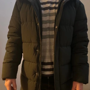 Long Puffer Jacket, Black, storlek L. - Väldigt lite använd, på bilden ser man hur den passar (1.80cm). 