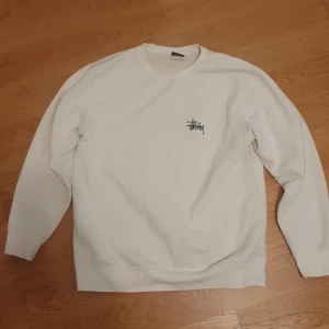 Stussy sweater - Fet stussy sweater som är lite för stor för mig. Äkta vad jag vet då jag fick den som en present. Stl M Superfint skick. Kom dm för frågor