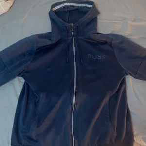 Hugo boss kofta - Tjenare, säljer min hugo boss kofta som är väldigt sällsynt. Skicket är 10/10 då den är sparsamt använd. Säljer den pga att jag inte har någon användning av den. Möts upp i västerås eller så kan jag frakta.