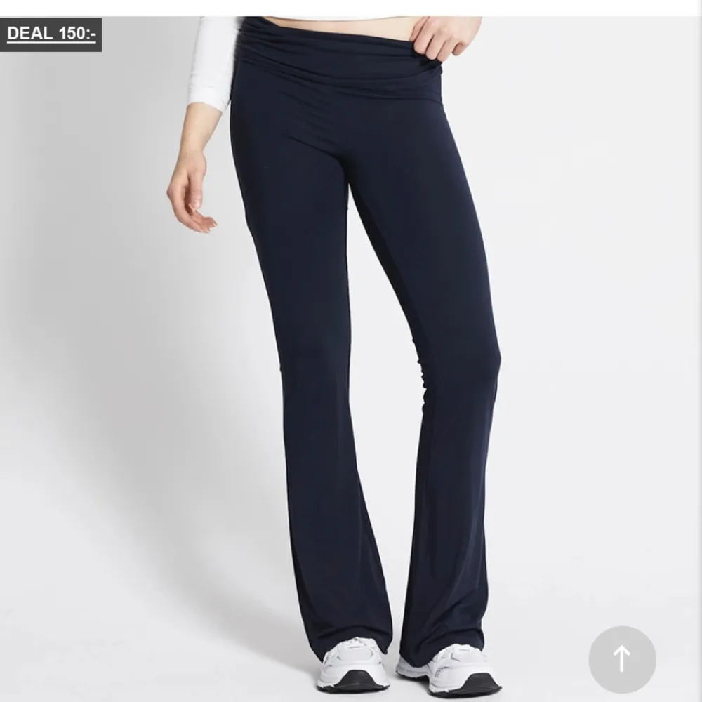 Säljer dessa byxor då dem är för långa på mig, endast testade. Köpta på lager 157 för 150kr. Supersköna och går att stretcha ut. Midjemått 34cm innerbenslängd 85cm💞. Jeans & Byxor.