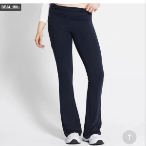 Yogapants - Säljer dessa byxor då dem är för långa på mig, endast testade. Köpta på lager 157 för 150kr. Supersköna och går att stretcha ut. Midjemått 34cm innerbenslängd 85cm💞