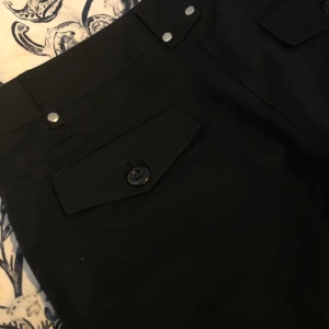 Svarta mid waist jeans  - Snygga svarta mid waist flare jeans från next, super skönt material och dom är i nyskick. Är 173 och dom är storlek 38 o på mig sitter dom perfekt, säljer för blir inte att jag har dom så ofta så tror nån annan har mer användning av dom.