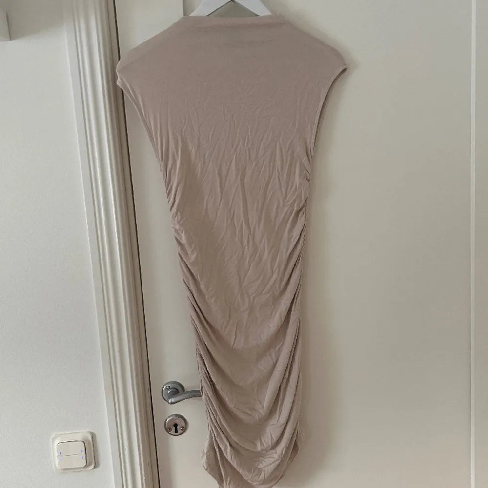 Klänning från Gina tricots soft touch kollektion i beige.  Storlek S  Använd en gång 💓. Klänningar.