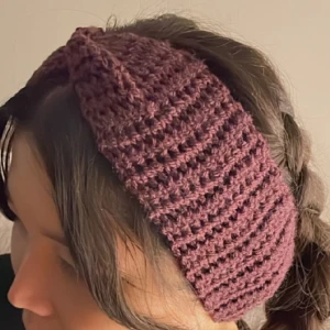 Virkade hårband/pannband för vuxna - Årets gosigaste julklapp: handvirkade pannband/öronvärmare i neutrala färger. Alla banden är stretchiga och passar de flesta.  Referens: Modellen har storlek 54. Material: 100 % akryl.  Beställ så fort som möjligt för garanterad leverans innan julafton.