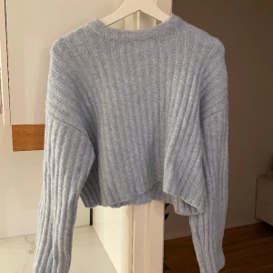 Stickad tröja  - Stickad tröja från bershka i fin blå färg. Som ny