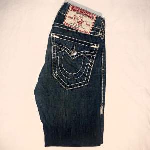 Ett par rare True Religion jeans i storlek 28, passar som 30. Bra skick förutom en del heel drag på högra sidan. Detta är samma modell som chief keef har haft på sig. Skriv till mig för mer info/bilder. Innerbenslängd: 81cm Midjemått: 80cm runtom