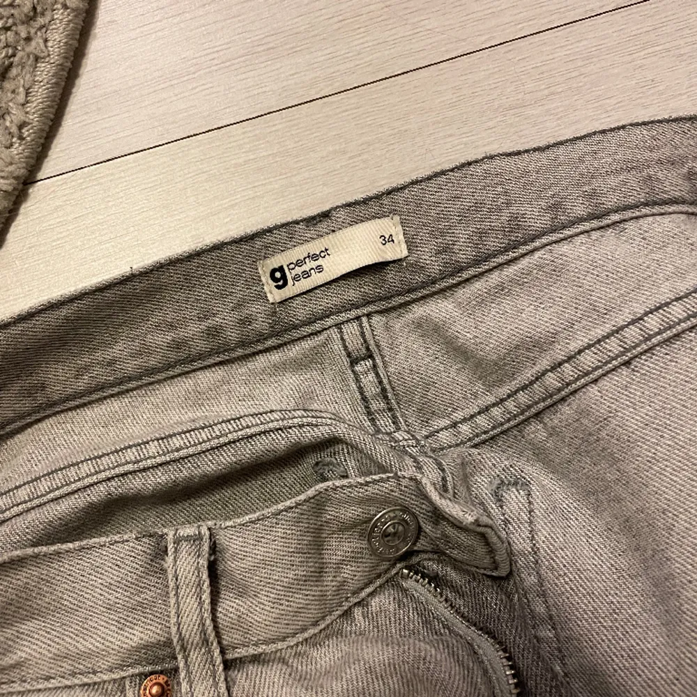 Low straight jeans från gina i storlek 34💘säljer pga de är för små för mig, söker et röst i Stl 36 så byte går bra. Jeans & Byxor.