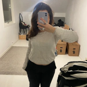 vit tröja - säljer en vit långärmad tröja 