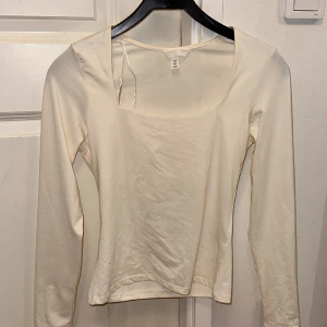 H&M Basic - Säljer denna tröja pga att den är i storlek S vilket är lite lite för stort för mig. Annars är den super fin, aldrig använt, bara testat. 
