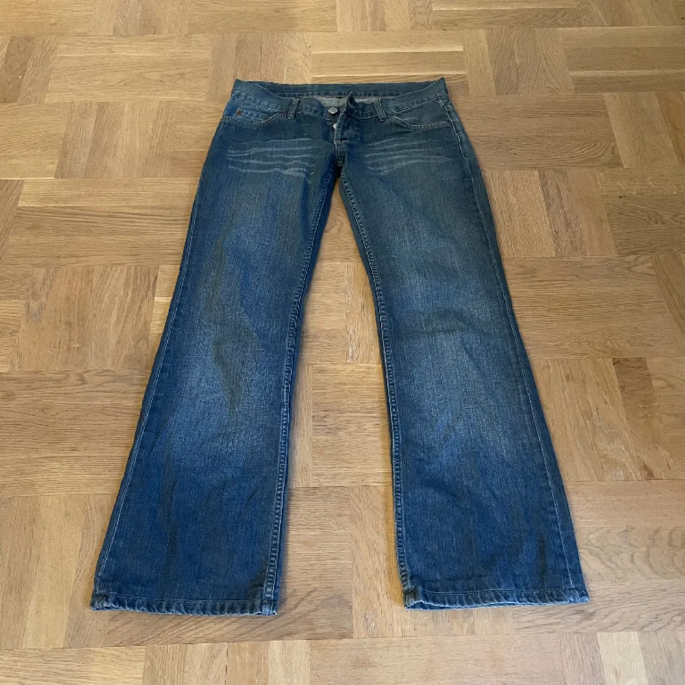 Supersnygga lågmidjade och utsvängda jeans i märket Levis!💗(Bild 3 är från de jag köpte hos)  Midjemått= 41 cm (tvärsöver)  Innerbenslängd= 76 cm . Jeans & Byxor.