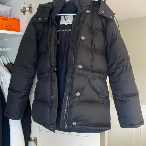 Jacka boomerang - Säljer nu min super varma och fina jacka i modellen alexandra från boomerang. Jackan är i nyskick förutom att den lilla hängaren i jackan är trasig men går att sy dit enkelt! Kan skicka bild på det :) Jackan kostar 5999 ny och är slutsåld🩷