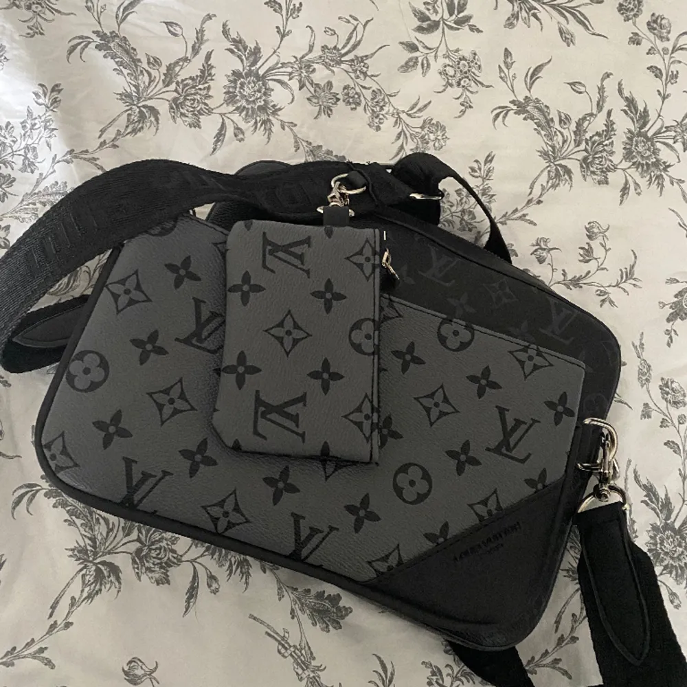 Helt ny Louis Vuitton Messenger Bag. Oanvänd eftersom det inte riktigt är min stil. Fraktas eller möts upp i Göteborg.. Väskor.