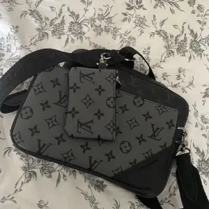 Helt ny Louis Vuitton Messenger Bag. Oanvänd eftersom det inte riktigt är min stil. Fraktas eller möts upp i Göteborg.