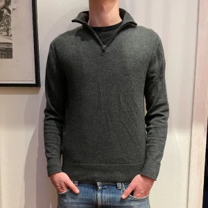 These Glory Days quarter zip - Snygg mörkgrå quarter zip i merinoull från märket These Glory Days. Tröjan är använd men i gott skick. Storlek M men krympt i tvätt till S/XS. Modellen är 181 cm och väger 70kg. Pris kan diskuteras.  Hör av dig vid frågor och funderingar!
