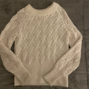 Stickad tröja - Säljer min fina stickade tröja från Cubus🥰 Passar mig som är 165💗