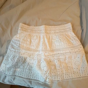 Lågmidjad kjol - Säljer denna super fina populära Lågmidjade kjolen från zara då den blivit för liten för mig. 