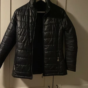 Stall jacka  - Jacka från covallerio   Stl xs  Nypris 519  Använt skick men hel 