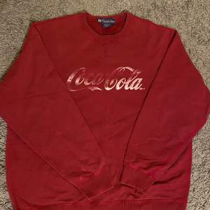 Vintage coca cola tröja, relativt bra skick inga hål eller liknande (behöver bara strykas) 80% bomull 20% polyester, lite mörkare röd än vad som syns på bilden,  XL men sitter mer som en L 