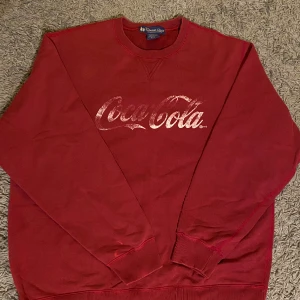 College tröja  - Vintage coca cola tröja, relativt bra skick inga hål eller liknande (behöver bara strykas) 80% bomull 20% polyester, lite mörkare röd än vad som syns på bilden,  XL men sitter mer som en L 