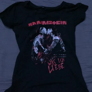 Rammstein T-shirt  - Galet fräck Rammstein tischa som tyvärr är för liten i storleken 💔 Har endast provats‼️🖤Kan skickas mot att köparen står för frakten eller mötas upp i Umeå❤️‍🔥Inga defekter! Skriv privat om ni har några frågor om plagget💕 