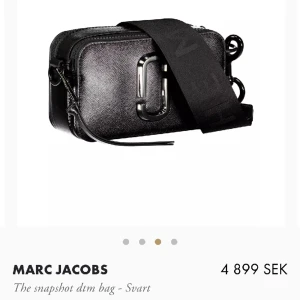 Marc Jacobs väska - Säljer denna nu då jag inte tycker den passar mig, köpt från Nelly och dustbag inklusive äktahetsintyg följer med. Den är knappt använd. Skriv privat för fler bilder🩷 pris kan diskuteras!!🩷