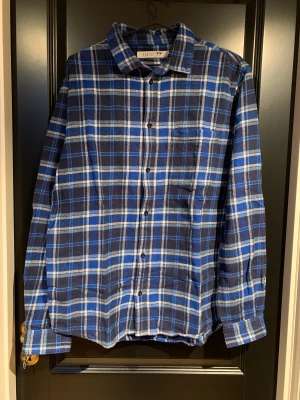 Junkyard flanellskjorta - Snygg flanellskjorta från Junkyard i storlek L, mycket fint skick