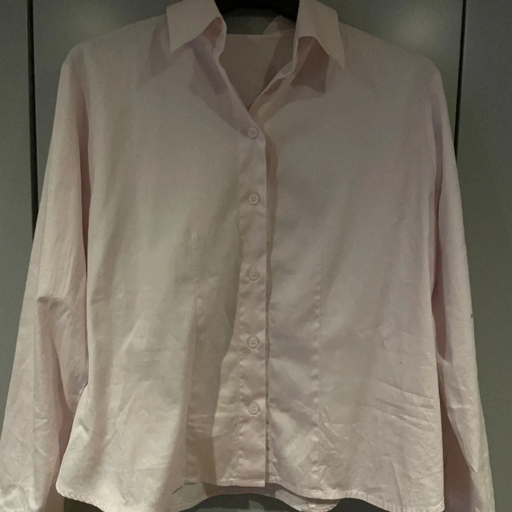 Här har vi en sån fin rosa skjorta som är lite kortare i modellen!🩷. Skjortor.