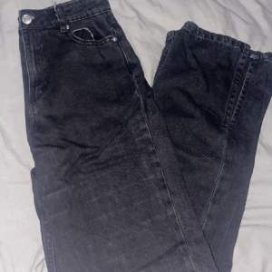 Svarta jeans i storlek S med slit nere vid benen.