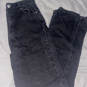 Jeans - Svarta jeans i storlek S med slit nere vid benen.