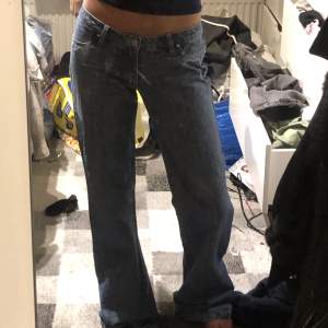 Lågmidjade utsvängda/vida jeans från contrato, köpt på humana aldrig använda! Kontakta mig vid mått eller fler bilder💕💕