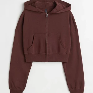 croppad zip-up hoodie  - köpte den för några månader sedan men jag har aldrig använt den riktigt då den inte är min stil 🫶 den är från hm 