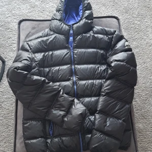 Vinterjacka från ARTICNORTH - Använd flera gånger, bra passform, varm jacka