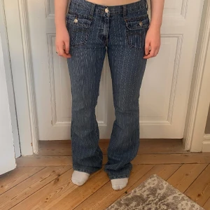 Randiga jeans - Galet coola randiga bootcutjeans med snygga detaljer. Mid/lowrise. Passar ungefär strl M-L. Perfekt skick! Skriv vid funderingar och kolla in mina andra annonser💗🎀