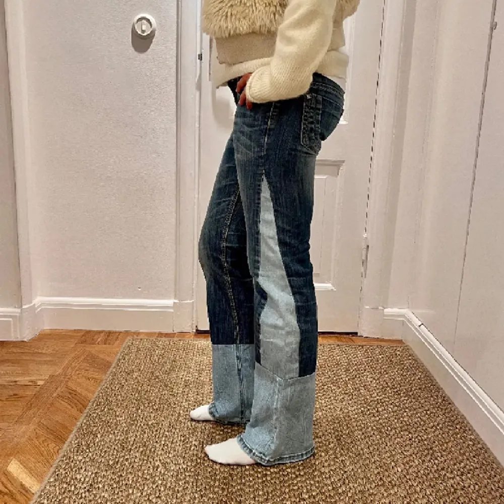 Säljer dessa coola jeans❤️  Bild från hon jag köpte av. Dem är inte sönder i gylfen utan bara försmå för henne på bilden-därför den inte är knäppt hela vägen💗Midjemåttet:72cm, Innerbenslängden:80cm  INTE SÅLDA!. Jeans & Byxor.
