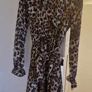 Leo klänning från Raglady stl M/L. Pris 400 kr som ny  Top från Gina trico stl 38 pris 100 kr som ny 
