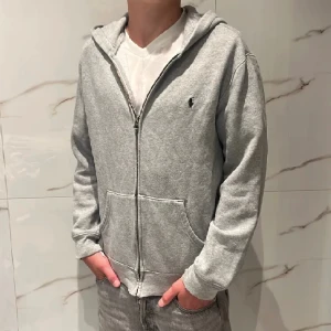 Ralph lauren zip hoodie  - Tja! Säljer min feta hoodie från Ralph lauren, skick 8,5/10. Säljer pga aldrig andvänts. Barnstorlek xl och vedenstrolek s. Han på bilder är 175 cm. Mitt pris 299. Nypris 1199. Kontakta mig vid minsta funderingar👍😃