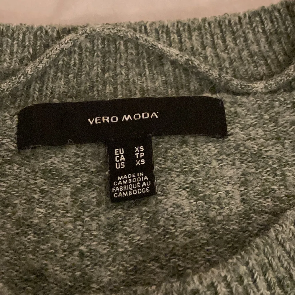 Det här är en grön stickad tröja från veromoda och den är helt okej använd så den är lite nopprig men det är inget som man täcker på💚✨ (originalpris 250 kr). Stickat.