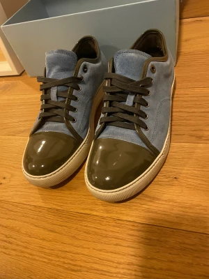 Lanvin uk8 - Tja säljer dessa tvärfeta lanvin i uk8 som är i skick 9/10. Tillkommer endast skorna! Nypris på skorna är 5000kr  Hör av dig vid minsta fundering. 