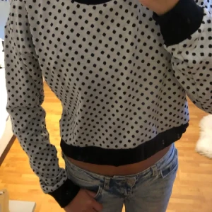 Tröja - Skönt material, en prickig tröja, oanvänd i storlek xs