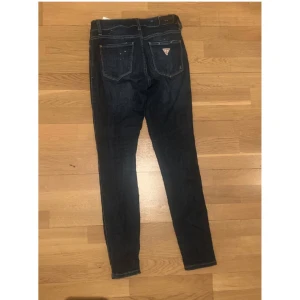 Guess jeans - Guess jeans curve Använda 2 gånger fint skick 