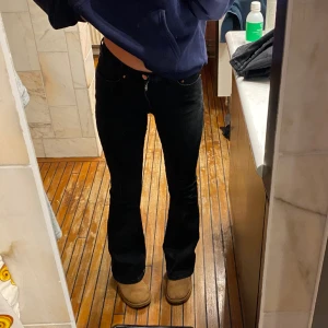Lågmidjade svarta jeans  - Svarta lågmidjade bootcut jeans från Gina, skick 10/10
