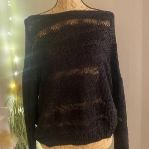 Stickad tröja - En genomskinlig stickad tröja ifrån hm som är använd 1 gång. Liten i storleken 