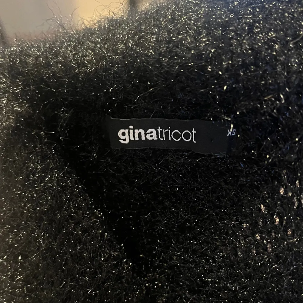  stickad glittrig svart offshoulder tröja från ginatricot storlek xs, men är oversized. Stickat.