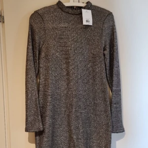 Silvrig klänning - Kort silvrig klänning från topshop. Aldrig använd. 