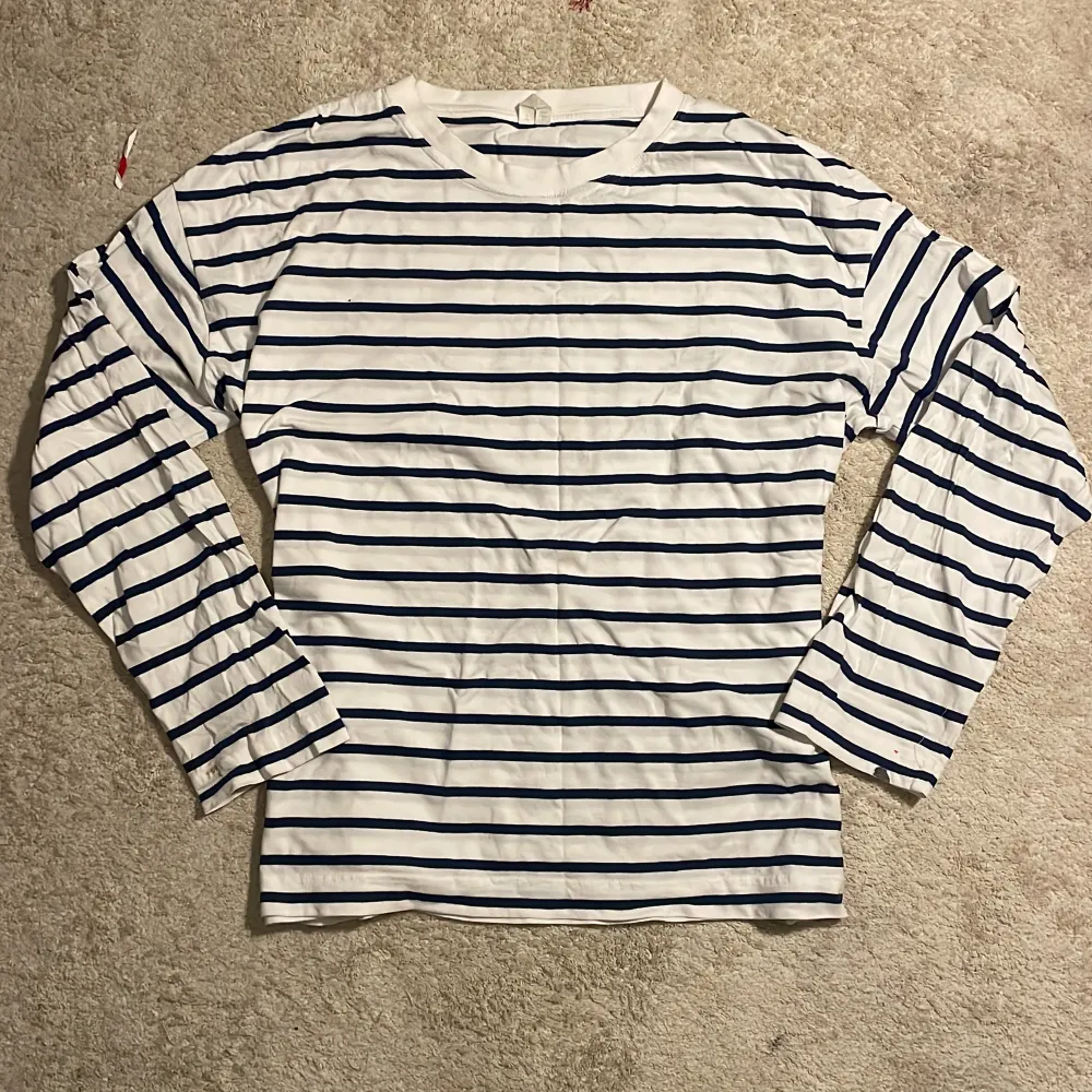 En långärmad tröja i mörkblått och vitt. Den har smått fläckar på ärmarna men har inte tvättats än (jag ska tvätta innan jag levererar den såklart)💕. T-shirts.